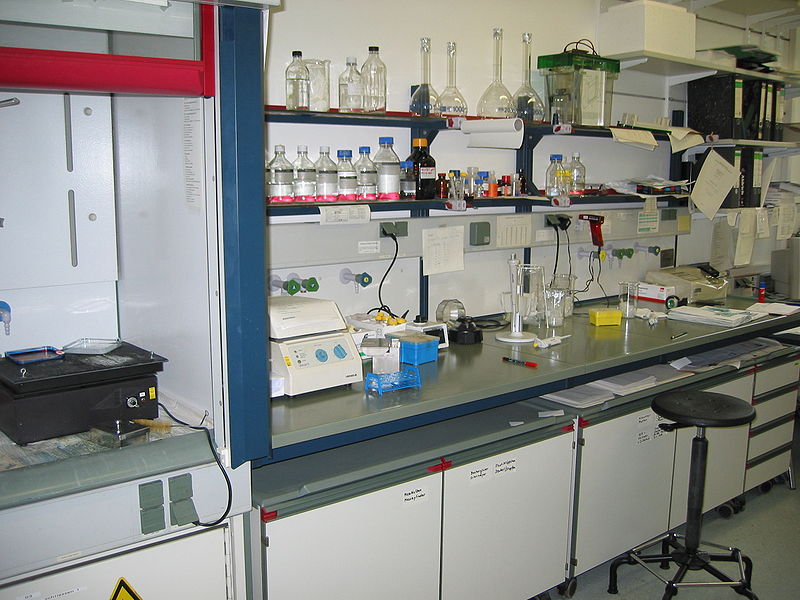 800px-Lab_bench